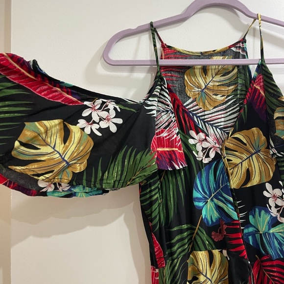 Cod shoulder dress it’s a summer dress size M Only use it ones - Picture 6 of 6